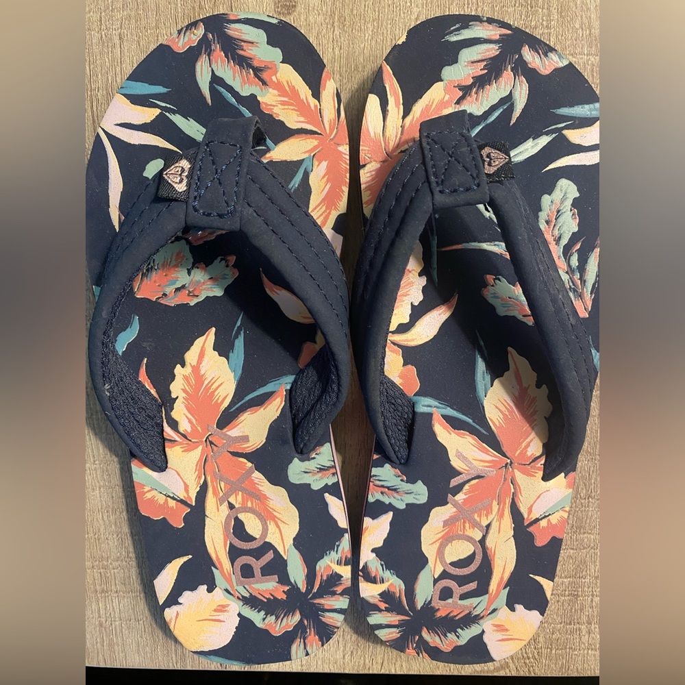 Girls Roxy flip flops 12